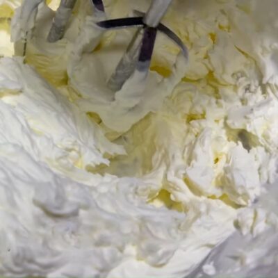 Trộn hỗn hợp Whipping cream với khoai môn